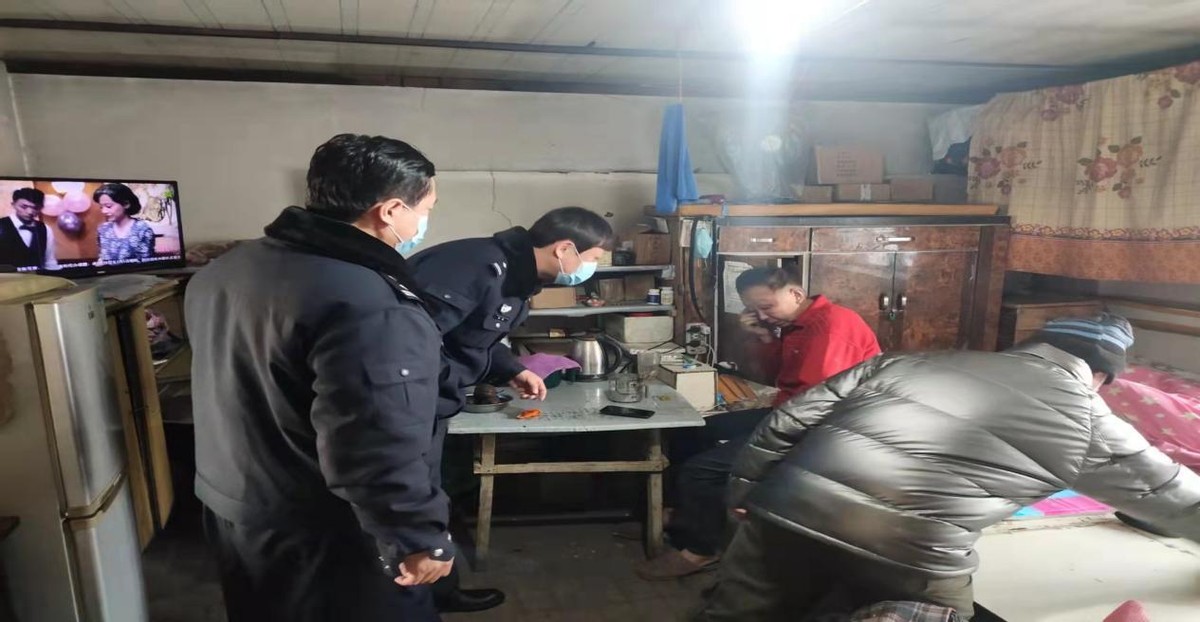 黑龙江省林区公安局清河分局民警及时救助 中毒老人脱险