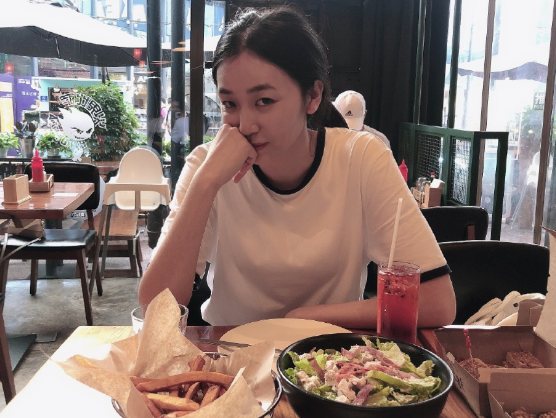 赵爽生活中赵爽是中国篮坛著名的大美女,向来有女篮颜值担当的美誉