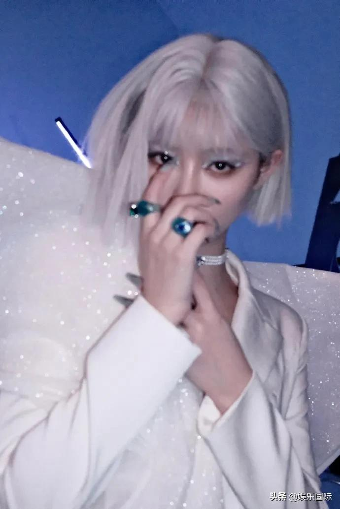 许佳琪抹胸裙秀香肩 夸张眼妆搭银发好吸睛