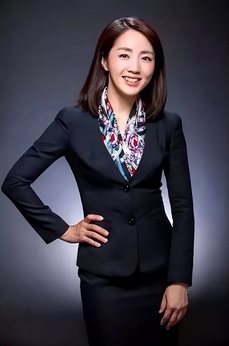 "气象一姐"杨丹:27年播报0差错,40岁当妈,老公竟是初恋