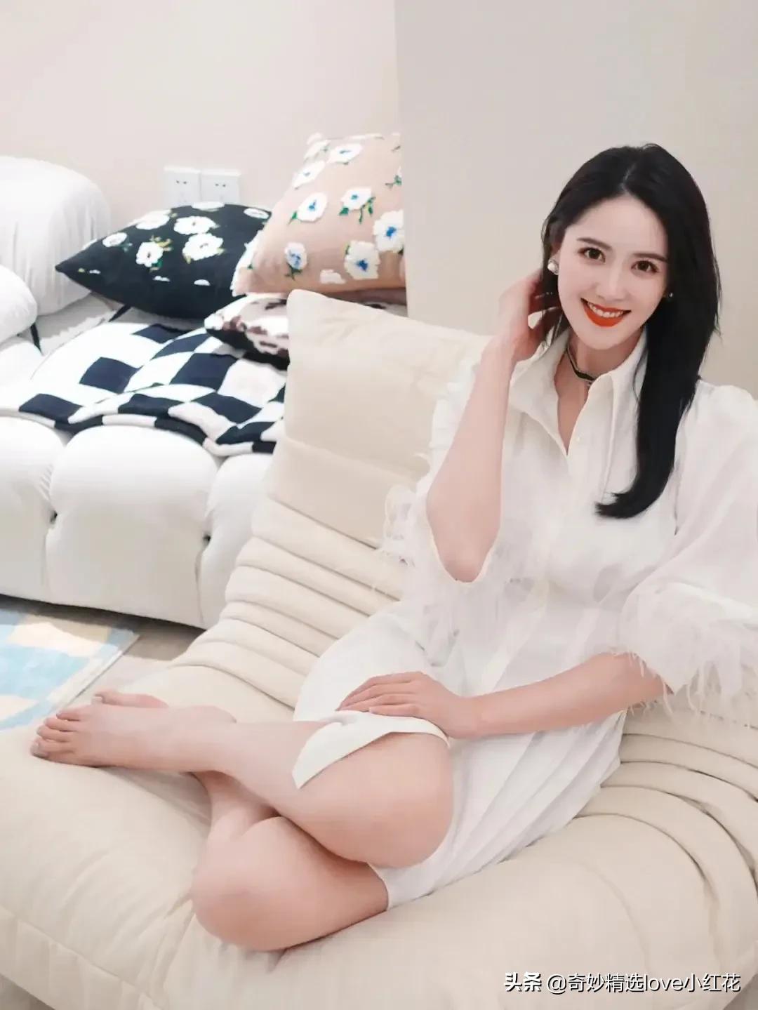 央视主持人李丹儿太美啦