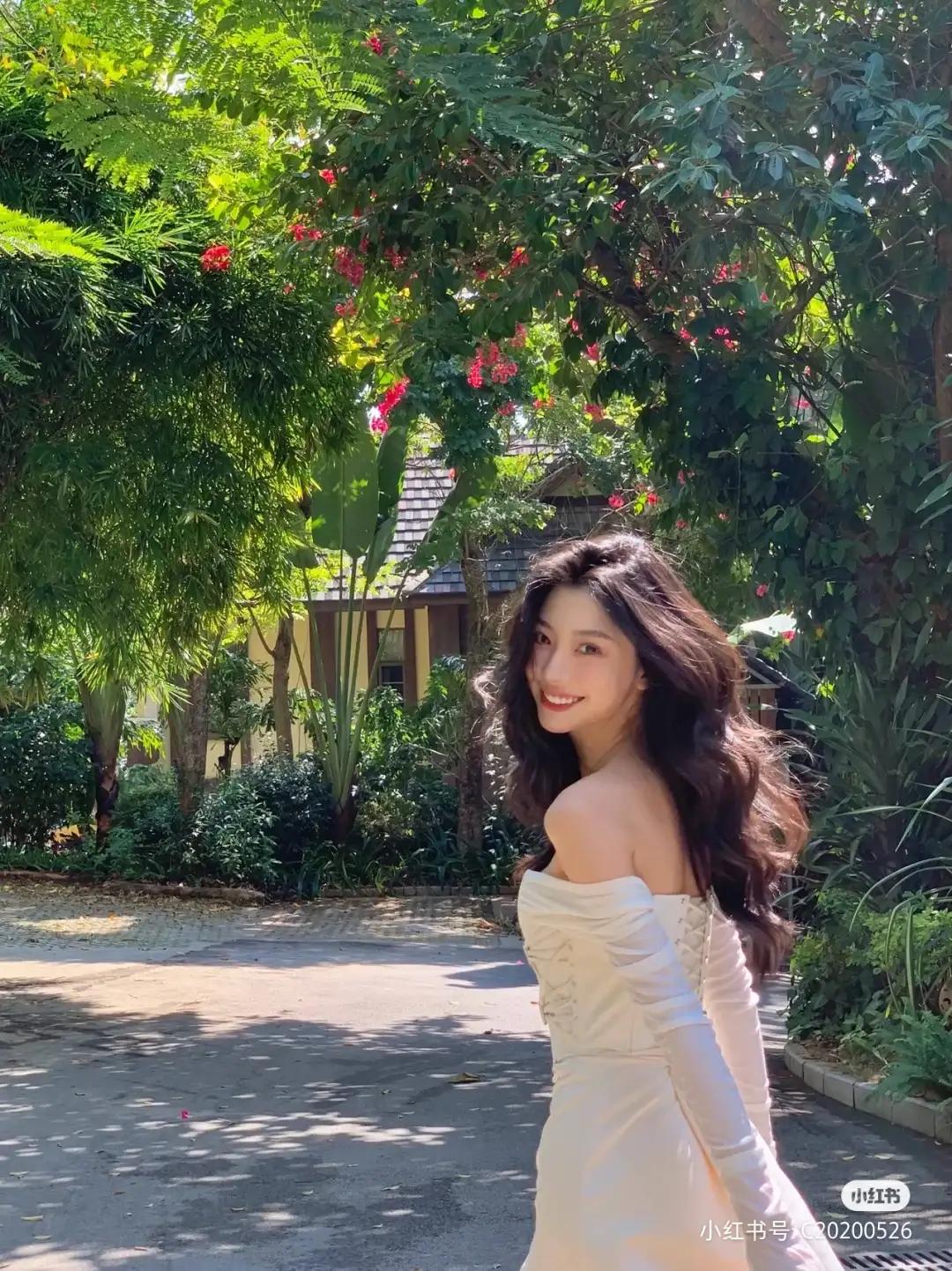 大家快看过来 易梦玲这样的宝藏女孩哪里找 有颜有身材衣品还好