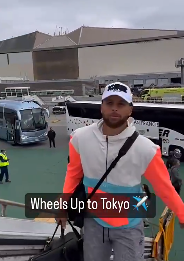 勇士队或将前往日本（勇士全队登机去日本！库里讲话高呼宝贝，汤神霸气，韩国男团助威）