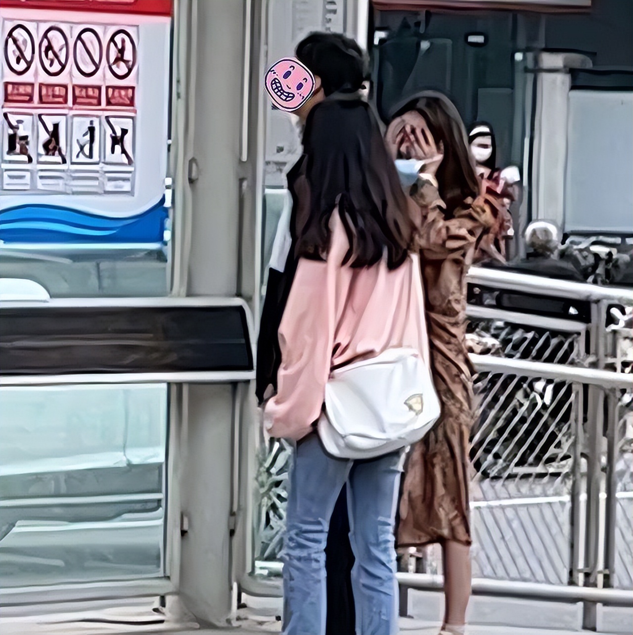 情侣车站下拥吻回顾，女生路过驻足观看，情侣一脸尴尬，捂脸苦笑