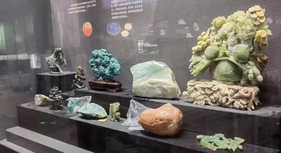 “恐龙”守候，坐拥4大食堂、水上图书馆！2022，成都理工大学等你来！