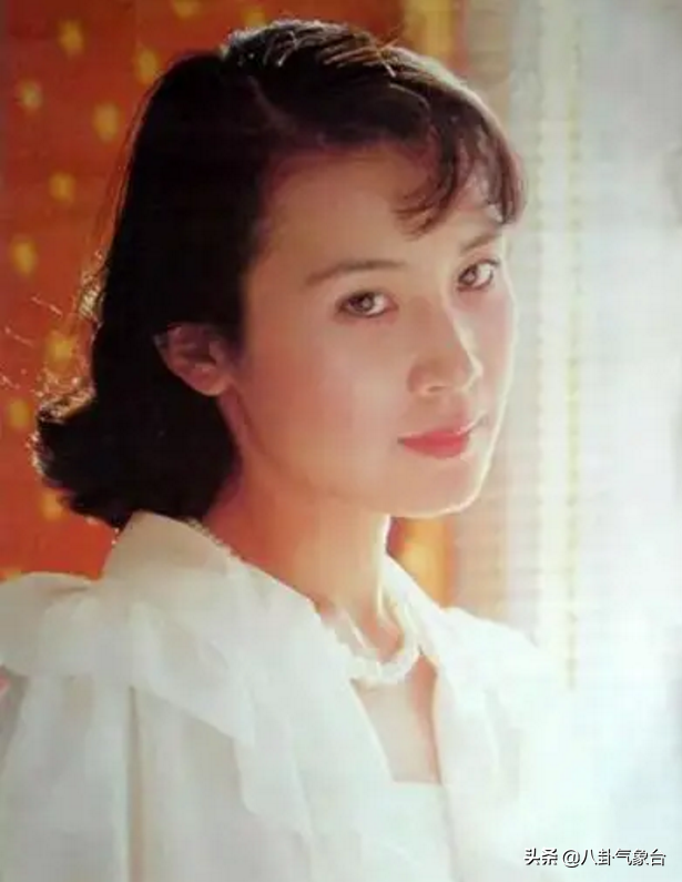 “气质美人”肖雄，将一生奉献给演艺事业，单身30年不后悔