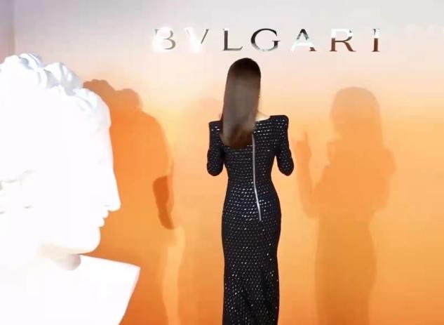 林心如怎么瘦的！S码的礼服塞进去竟然没赘肉，没了大红唇真养眼