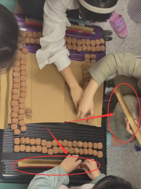 西安高校封校后，一名体育生拿室友当杠铃，隔离宿舍的奇葩生活