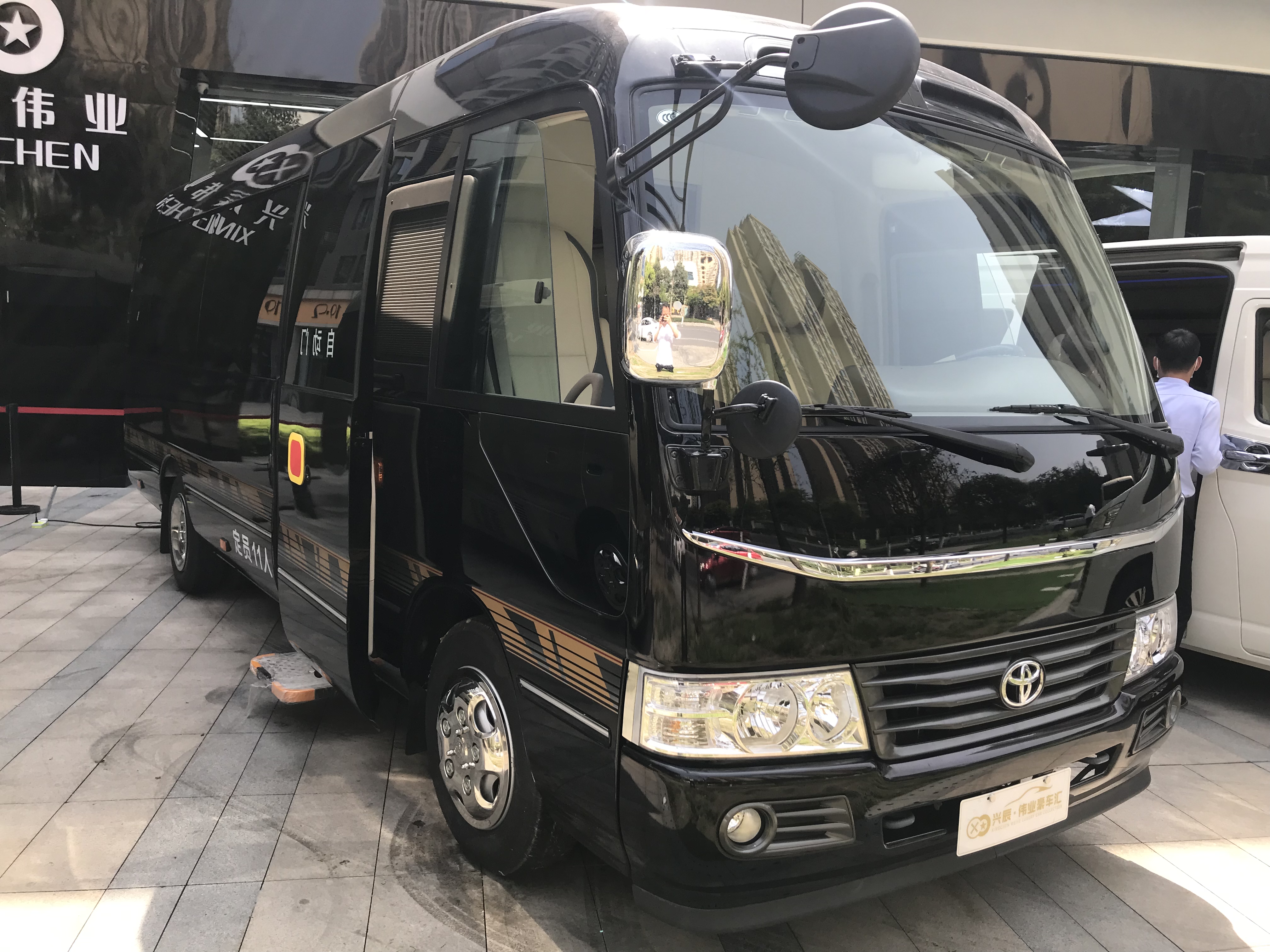 考斯特黑金刚大型vip巡视战舰之丰田柯斯达