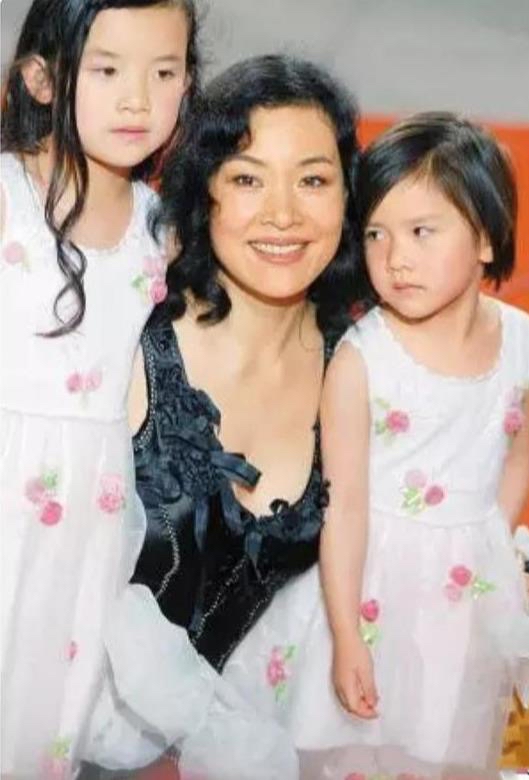6位“清纯欲女”的劲爆情史：有人8段感情4次婚姻，有人当街热吻