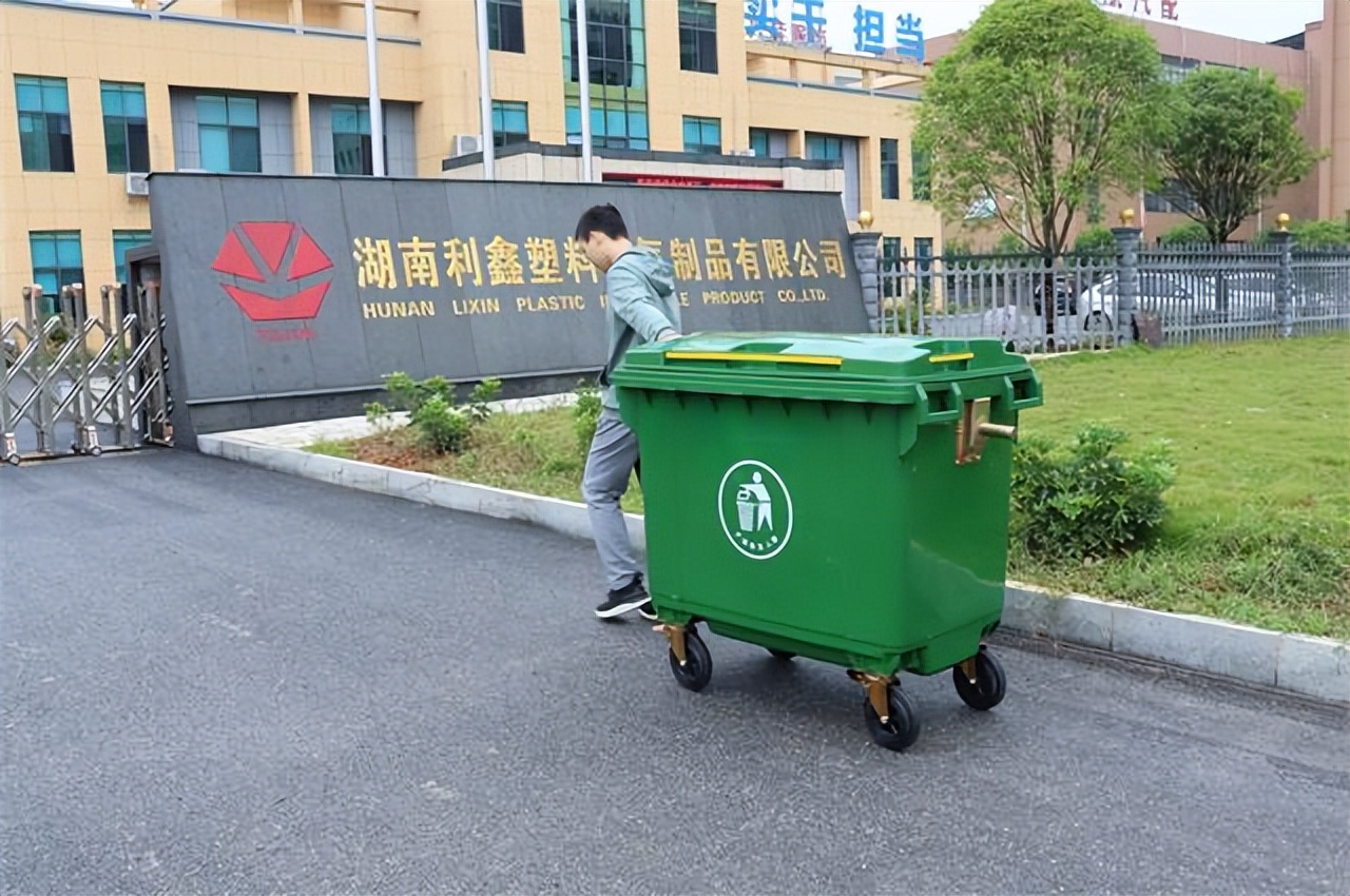 环保垃圾箱厂家环保垃圾箱设计有挂车款,可与垃圾清运车辆配置的垃圾