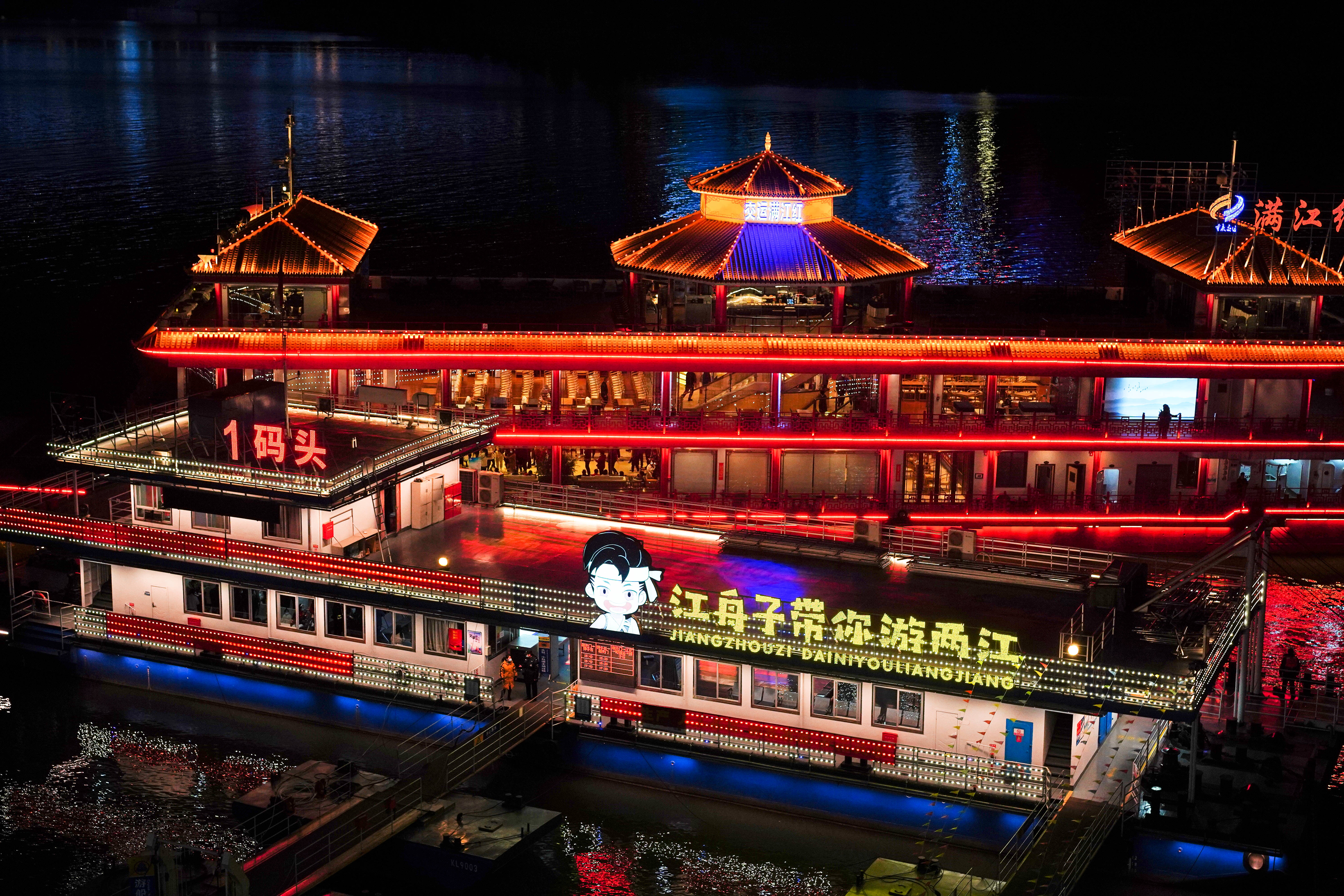 沉浸式夜游重庆，收藏这条旅游线路，4个角度饱览重庆魔幻夜景