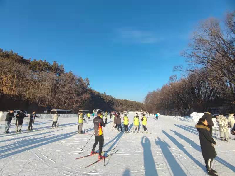 感受冰雪上的快乐(新春走基层 | 滑雪场上“热”起来)