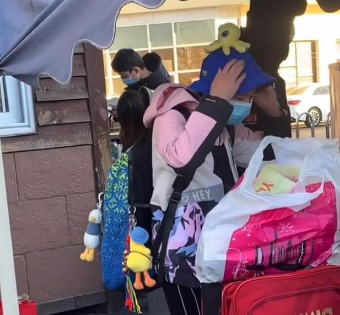 太可爱！全红婵正式回归国家队，章鱼帽抢戏，背包俩挂件显少女心