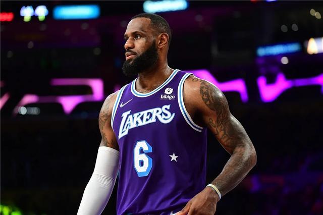 为什么nba球员都努力(伟大很残忍！詹皇的成功一半源于队友的付出，一半源于自身的努力)