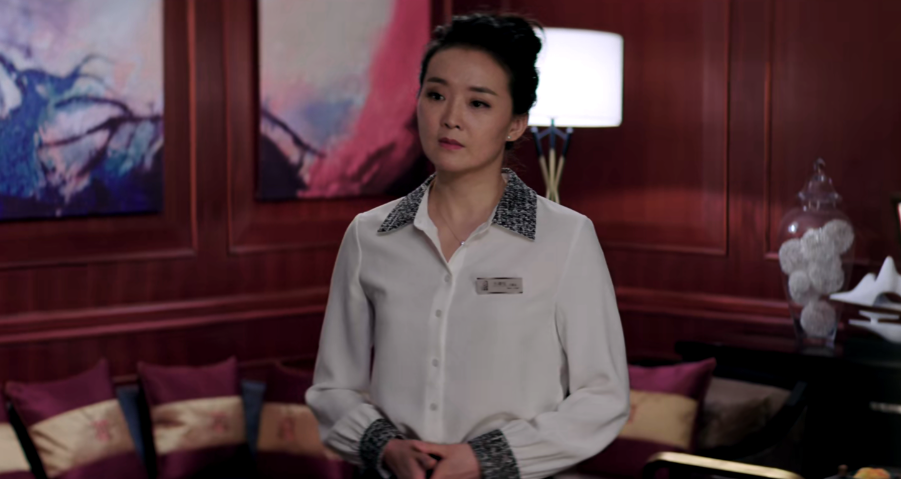 “晴格格”演酒店经理大变样，白衬衫丸子头气质足，49岁风韵犹存