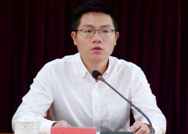 昔日状元流浪街头，高考800多分的他，执意要坚持“新的信仰”