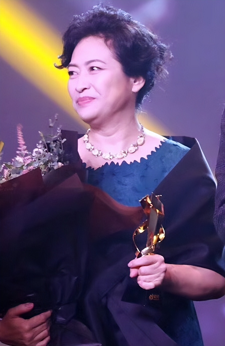 国家一级演员许娣与初恋老公恩爱40年生一子拍戏挣的钱全给他