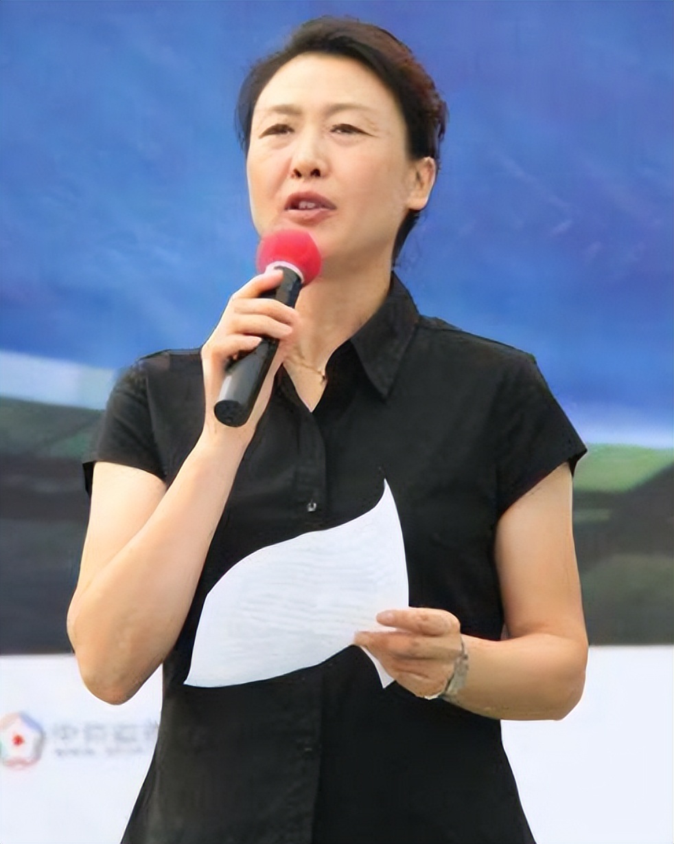 李永波睡女运动员了吗(“羽坛皇后”李玲蔚：曾与歌星安冬是妯娌，丈夫是她的坚强后盾)