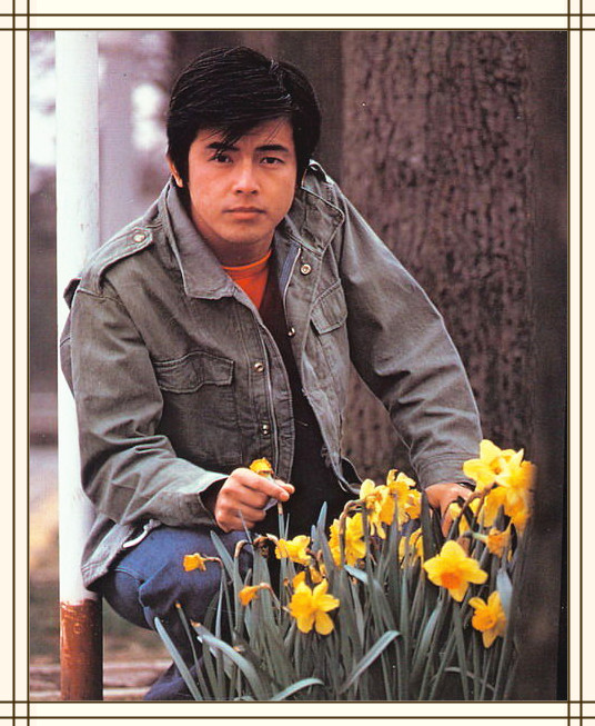 从摇滚小青年到居家型男，三浦友和年轻时好潮，极简风引领时尚