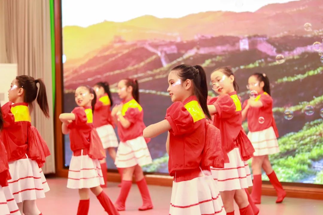 华阳实小举行“童星耀五月·艺术绽花开”群舞比赛（三四年级）