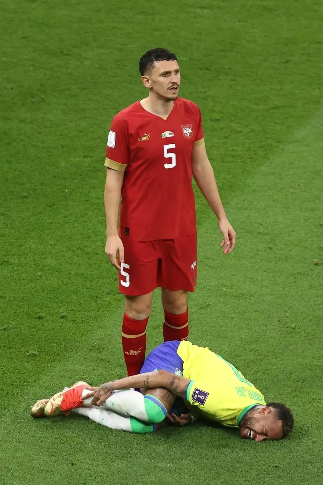 世界杯为什么侵犯内马尔（世界杯赛场上，为何内马尔总被暴力侵犯，梅西不会？）