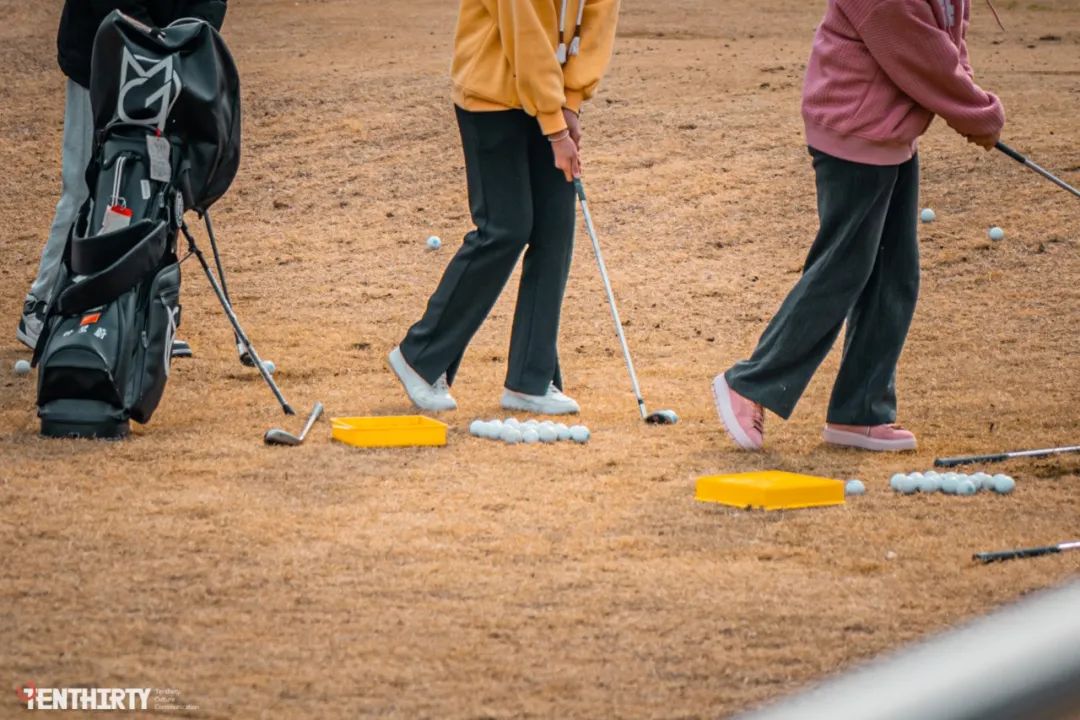 足球场地有真草吗(三角湖畔，有一所女足“黄埔军校”)