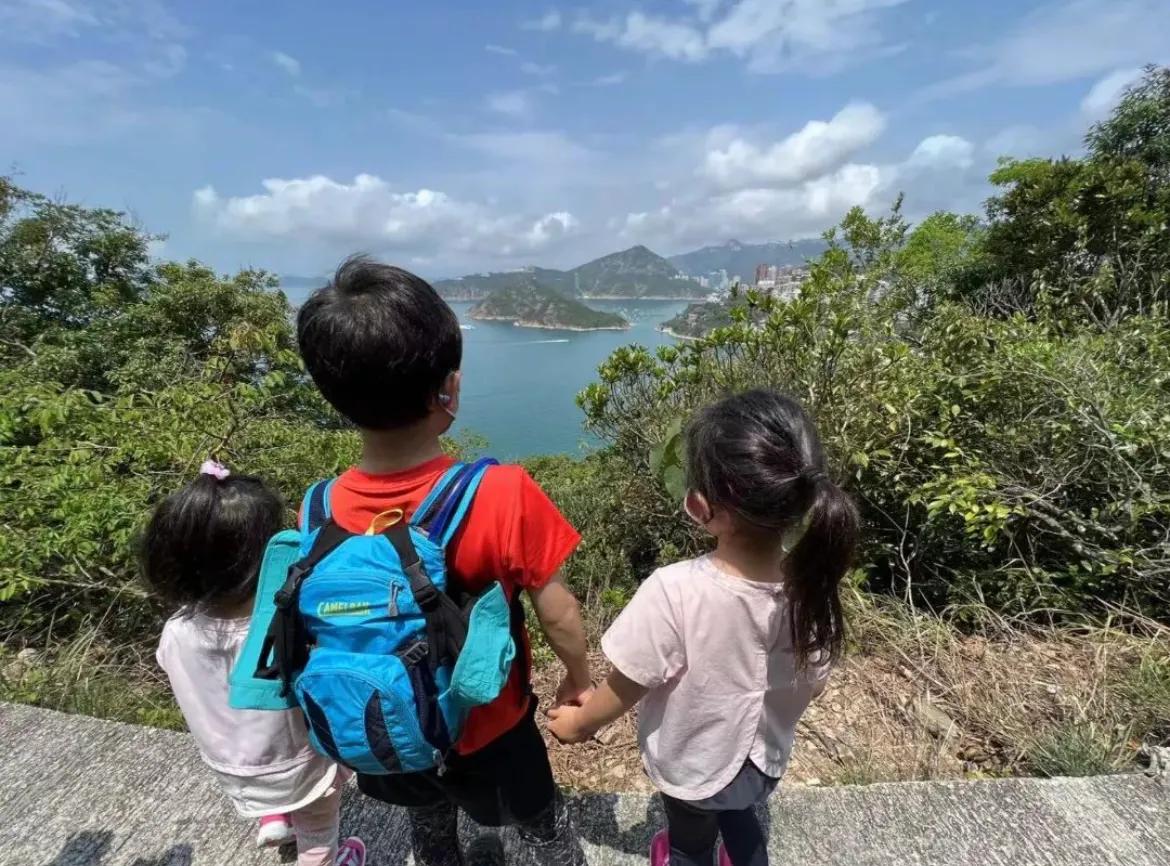 霍启刚带仨子女去爬山，8岁霍中曦牵着俩妹妹，全程贴心照顾超暖