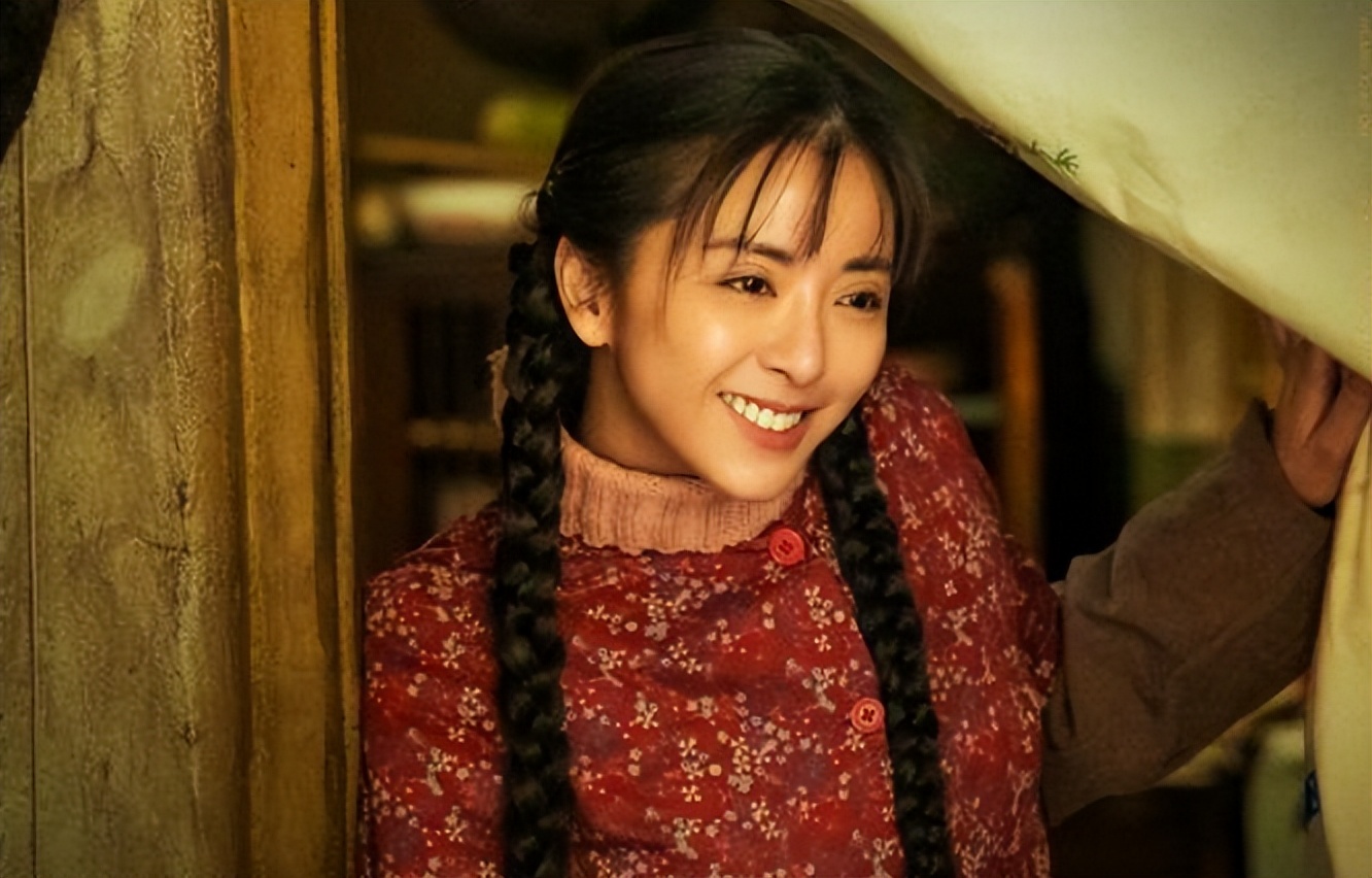 40岁黄小蕾豪宅内热舞!穿短裙摆手扭胯太性感,爆炸头发型太夸张