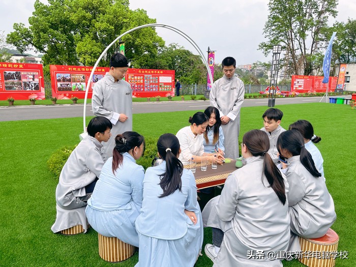 学校该怎样画(“最美校园我守护”手绘赛 看学子画出新华之春)