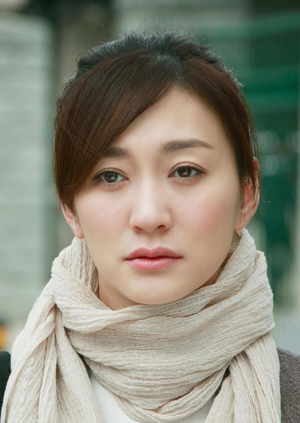 小编觉得这除了李小冉的演技以外,人中偏短,而且眼中自带哀怨之感