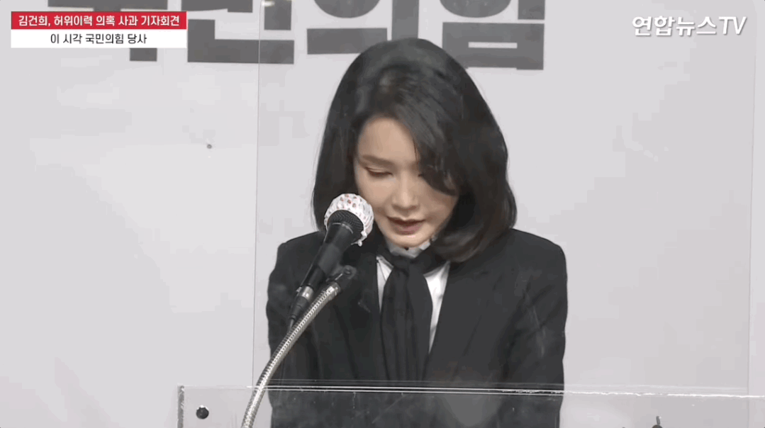 她年近半百还是“娇妻”，无子无女被宠爱10年，凭什么？