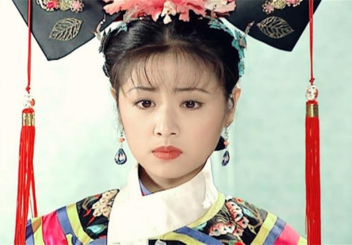 明明是同一个演员,但是在续篇中似乎换了脸,王后的脸发生了很大的变化。