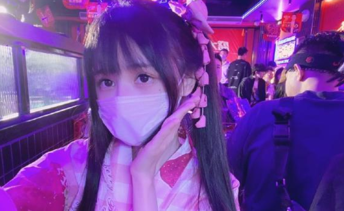 十个萝莉九个富！网红蔡萝莉被质疑靠擦边球走红-哪边嗨