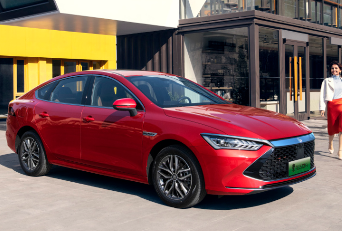 最新“轿车榜单”敲定，轩逸称王，朗逸称老二，宏光MINI成黑马