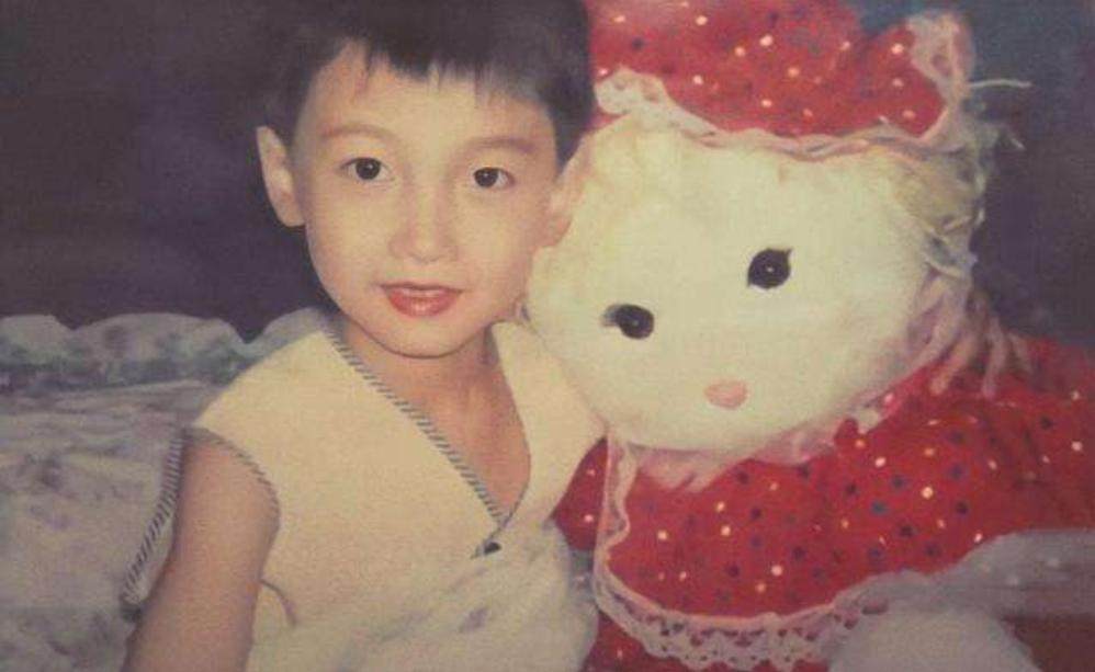 13岁“背母上学”的刘霆，10年后变性成女人，选美大赛上成功获奖