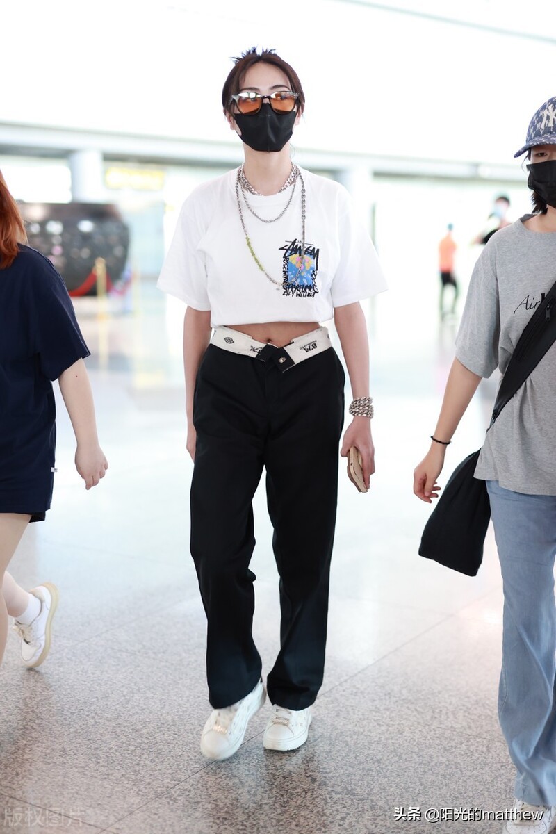 谢可寅穿着白色T恤休闲裤现身机场，时尚的项链很亮眼