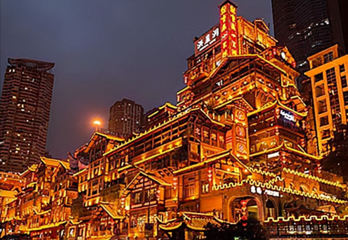 2009年，重庆200多名警察抓捕涉黑女老大，解救被困女性数百人