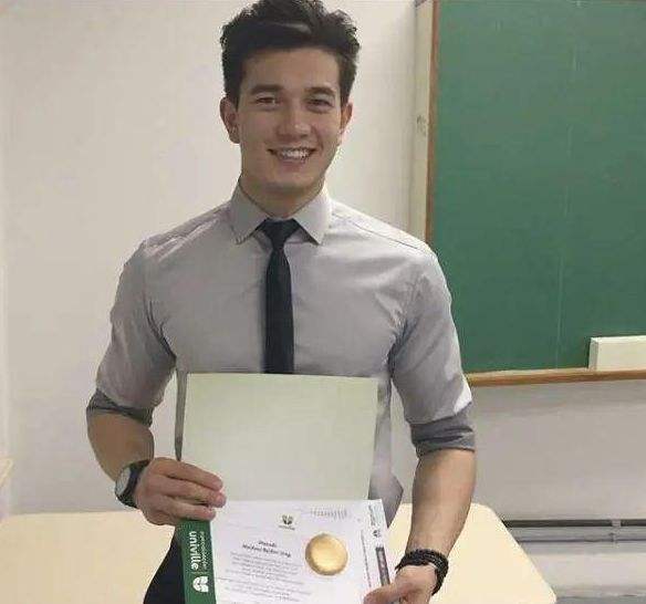 女子学校的男教师（帅气老师上网课）