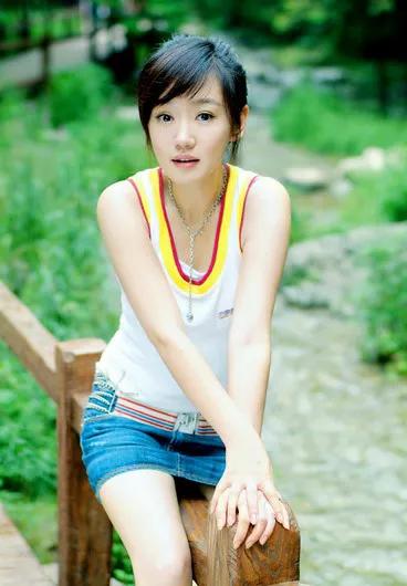 薛佳凝：气质甜美，温婉大方，优雅迷人