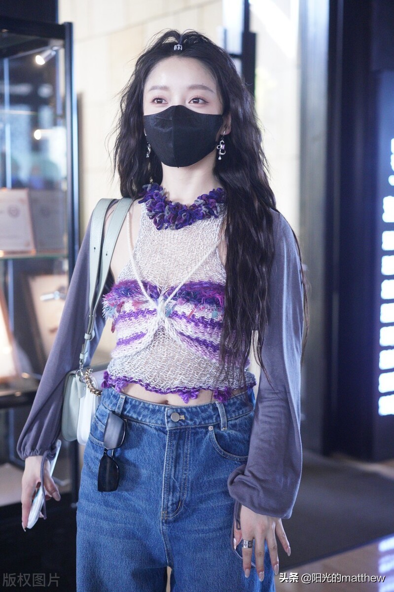 街拍：姜贞羽长发飘逸时尚亮丽，遇粉丝热情打招呼