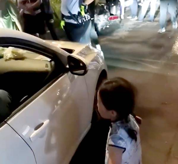妈妈险些被撞小女孩喊话车主下来道歉 网友：勇敢的小仙女