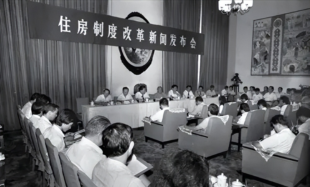 2019年，湖南富婆输光千万家产，被丈夫骗去离婚，住在狭小出租屋