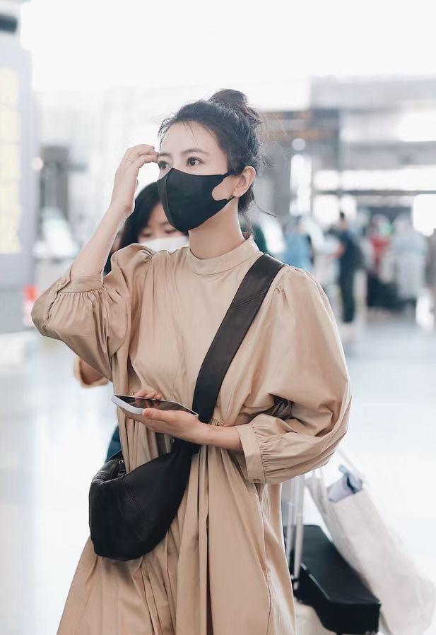 "高圆圆"私服美到炸!穿杏色连衣裙扎丸子头,说是18岁也不过分