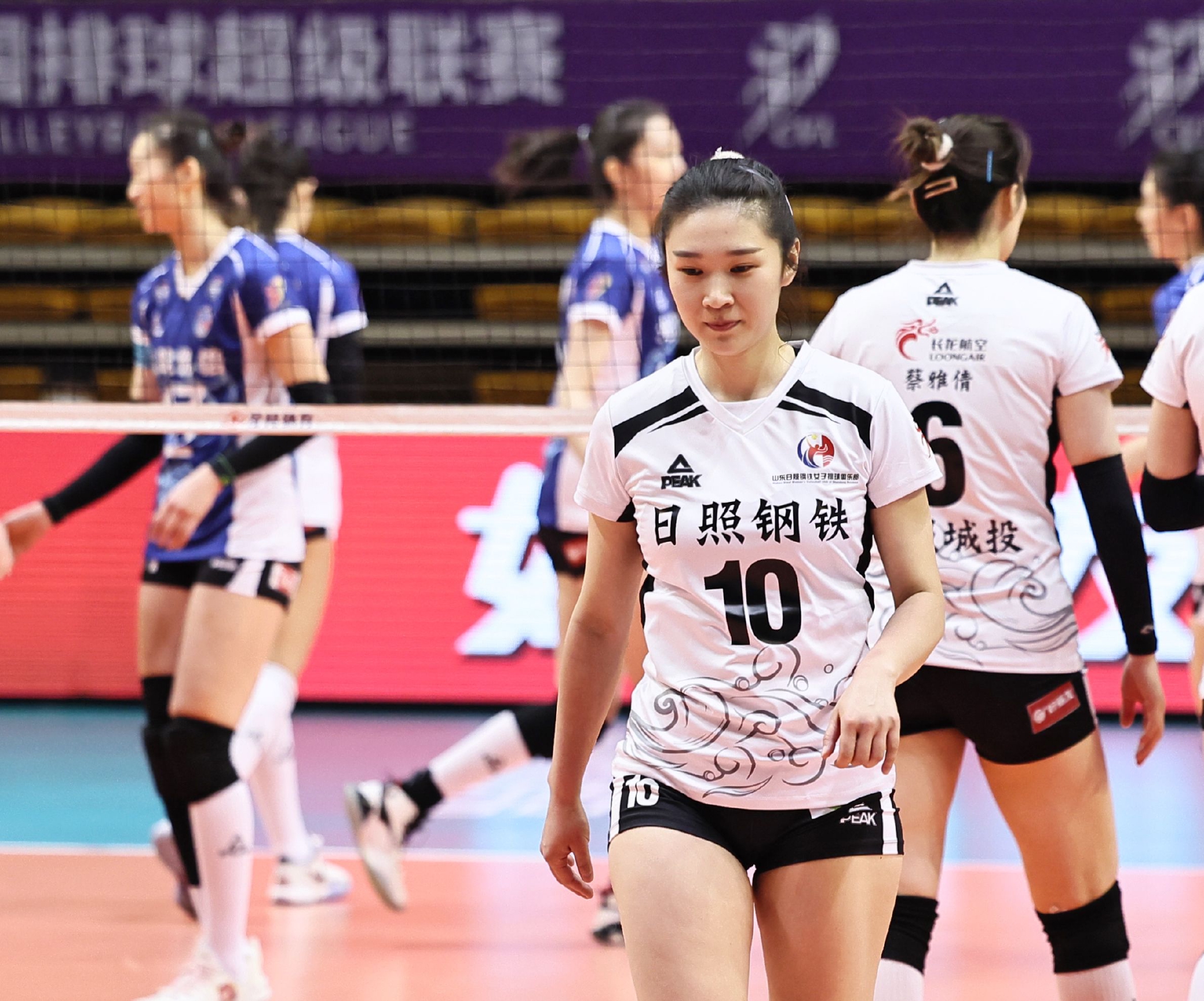 江苏女排胜北京女排取得赛季首胜（最新战报！江苏女排四连杀辽宁率先晋级！北京险胜山东扳平总比分）