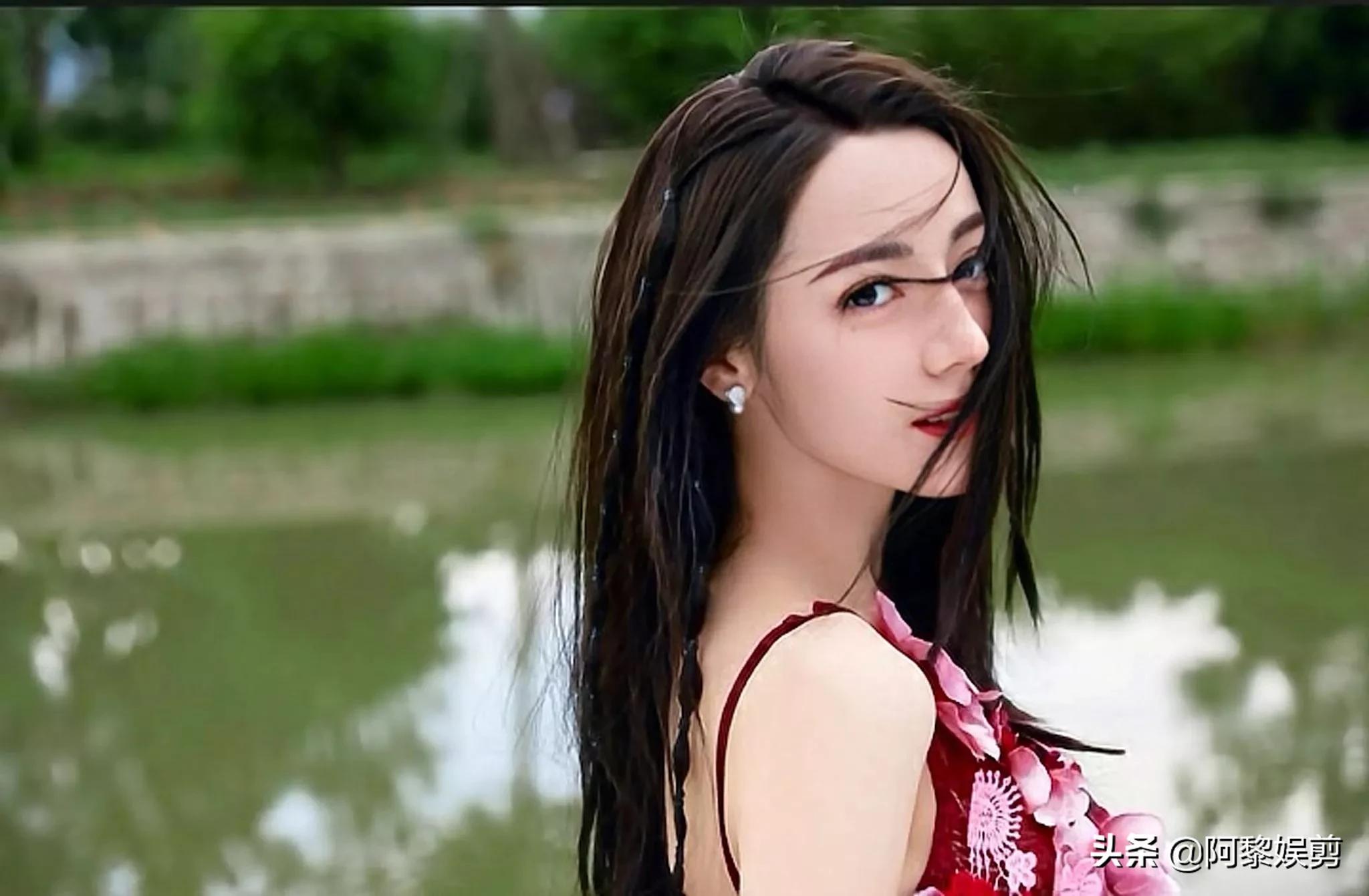 迪丽热巴，笑容纯净，像个桃花仙子