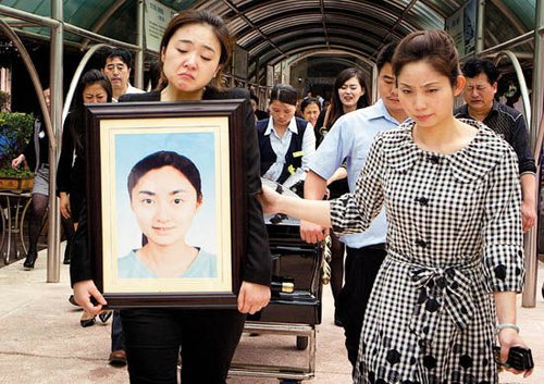 2011年，3个男孩上高速砸车取乐，一女子被砸身亡，死者身份特殊