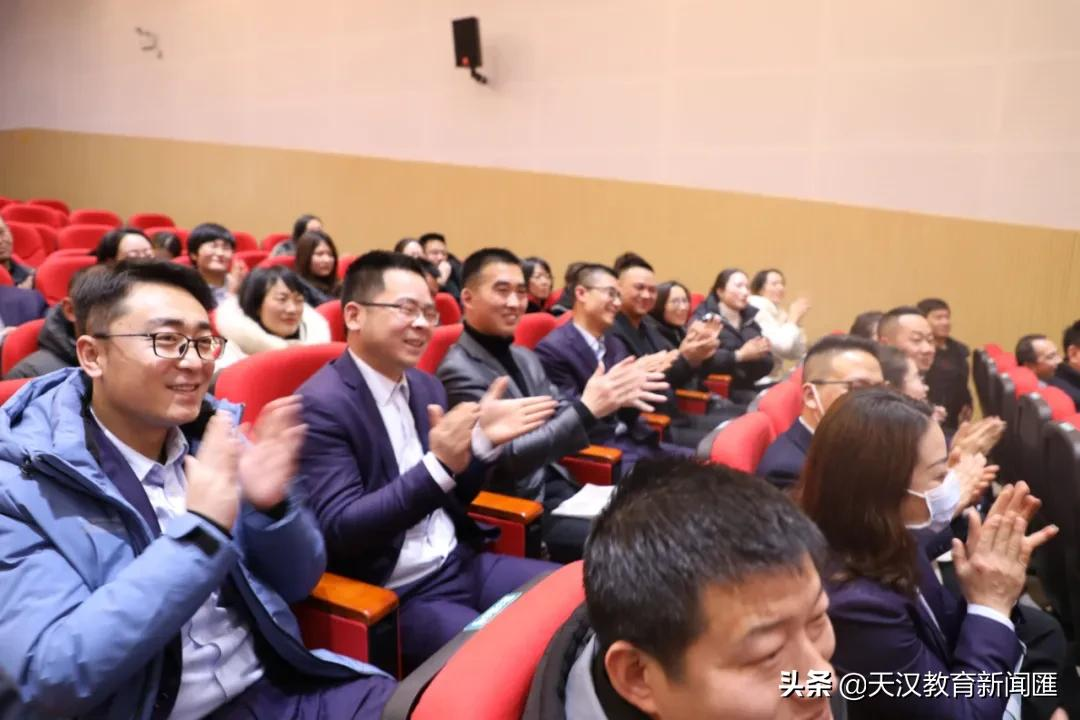 汉中市龙岗学校召开2021年度管理干部年终总结会