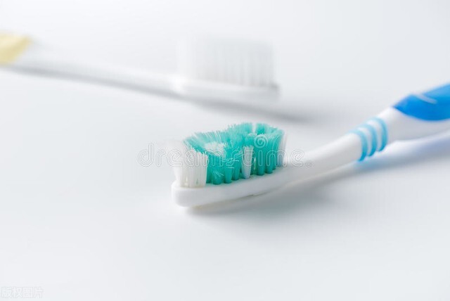 牙刷多久换一次(牙刷要定期换吗？多久换一次？为什么要换牙刷？)