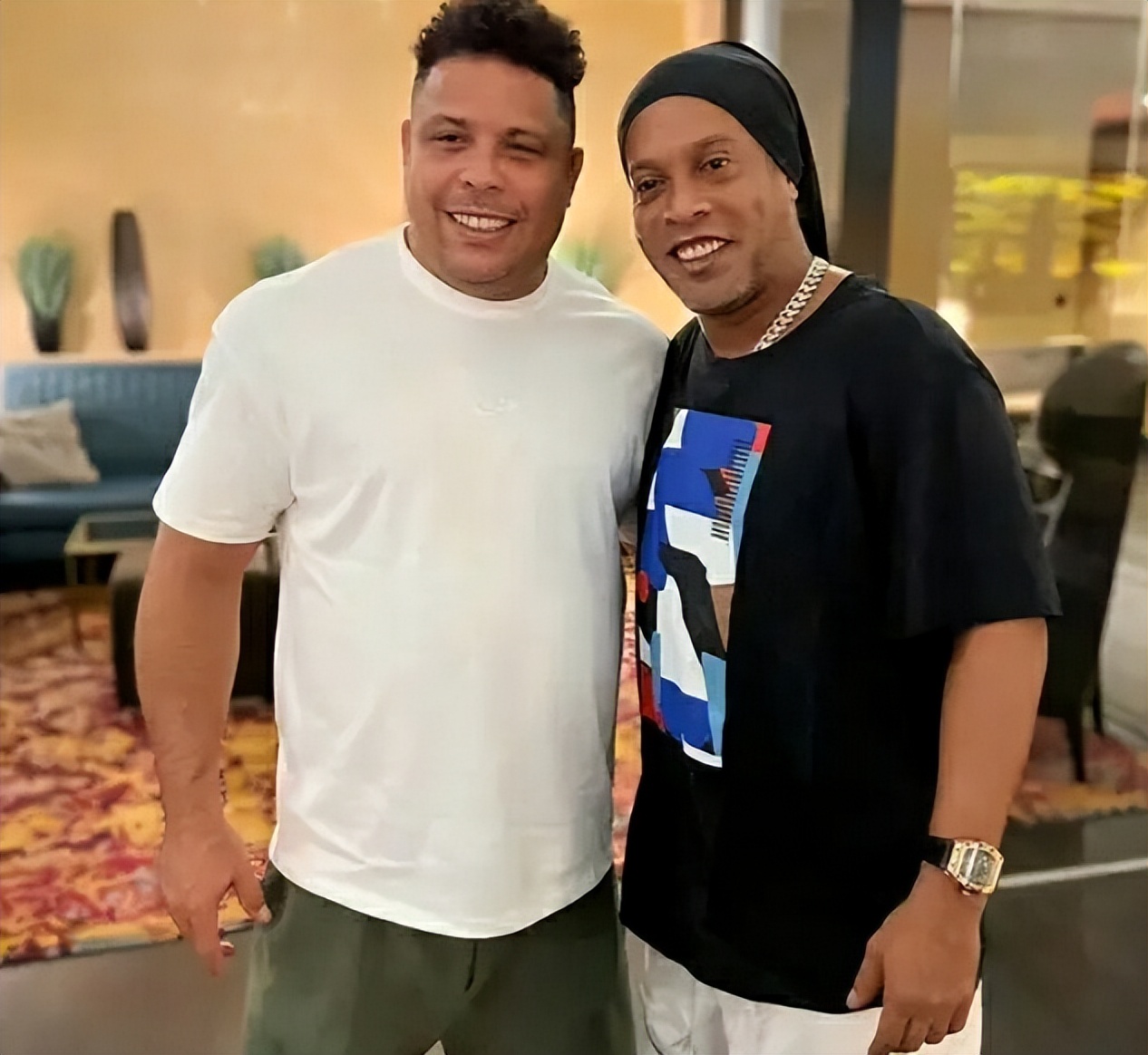 罗纳尔多小罗(小罗现状:42岁精神焕发,刚晒与大罗合照,两人同框像兄弟